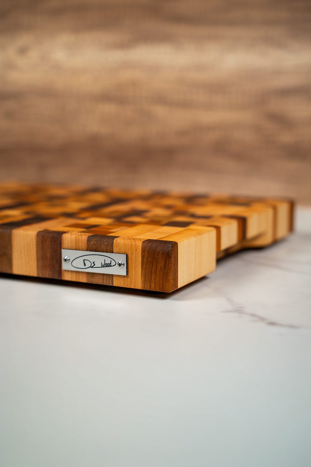 Planche a decouper en bois bicolore.