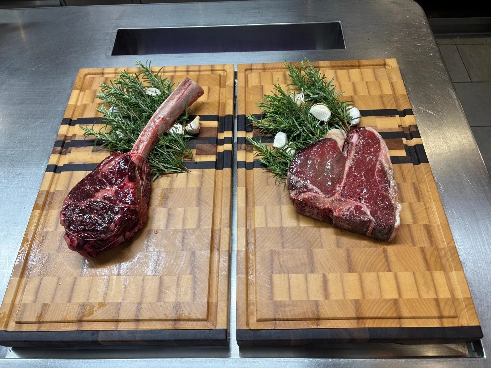 Deux planches en bois avec pieces de viande.