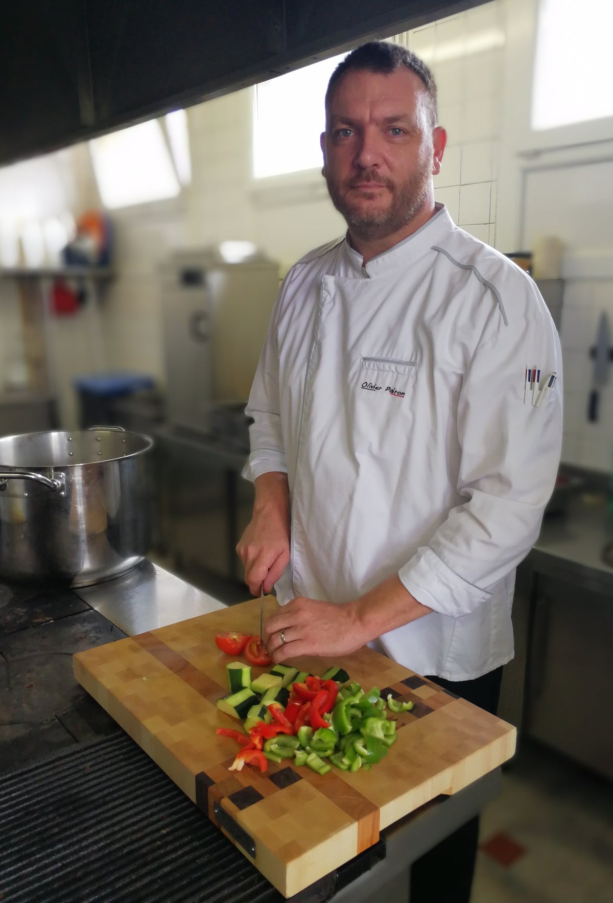 Pourquoi le bois de bout séduit de plus en plus les chefs en 2026