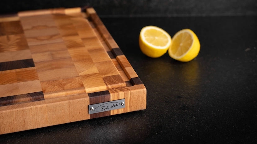 Planche a decouper en bois clair et fonce.